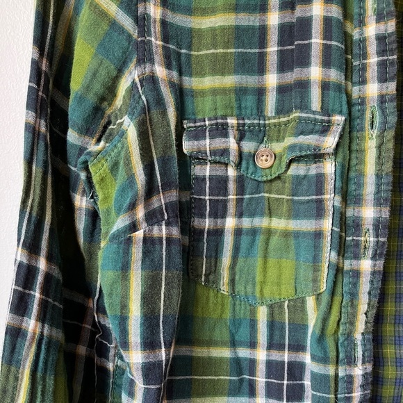 🏷️ 2/$20 H&M Green and Blue Plaid Button Down - Picture 7 of 10